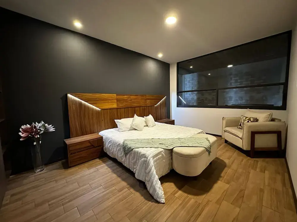 Loft principal con cama y diseño moderno